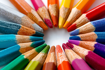 Naklejka premium colored pencils arranged in a circle to form a color circle