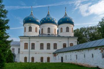 Obraz premium Cross Exaltation Cathedral of St. George (Yuriev) Monastery on a sunny summer day, Veliky Novgorod, Russia