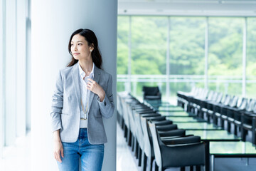 オフィスで働くビジネスウーマン