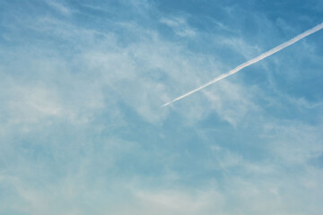 夏の空　夕暮れの空を飛ぶ飛行機と飛行機雲01