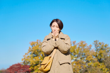 外で凍えるミドルエイジの女性