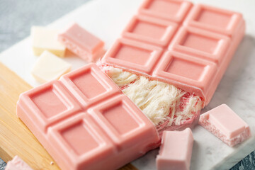 Pink chocolate stuffed with a layer of white and pink pismaniye. Trendy sweets