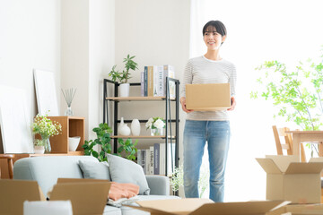 引っ越しをする若い女性