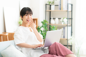 リビングでテレワークをする若い女性