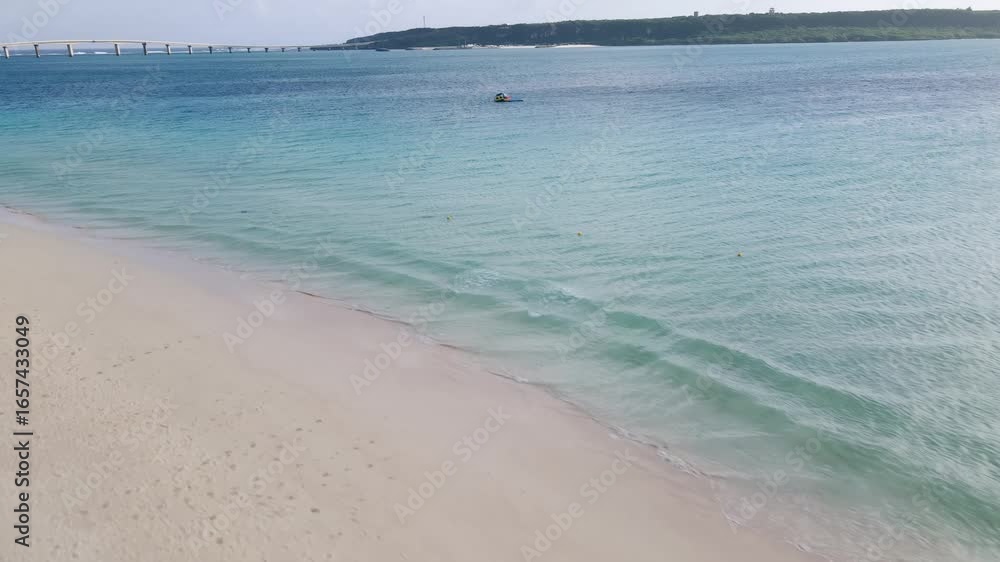 Aufkleber ビーチ、砂浜、リゾート、バカンス、波打ち際、空撮、ドローン、エメラルドブルー、自然、海水浴場、海洋、観光、旅行、南国、俯瞰、沖縄、海岸、美しい、景色、風景、波、透明感、展望、パノラマ、ハイアングル、鳥
