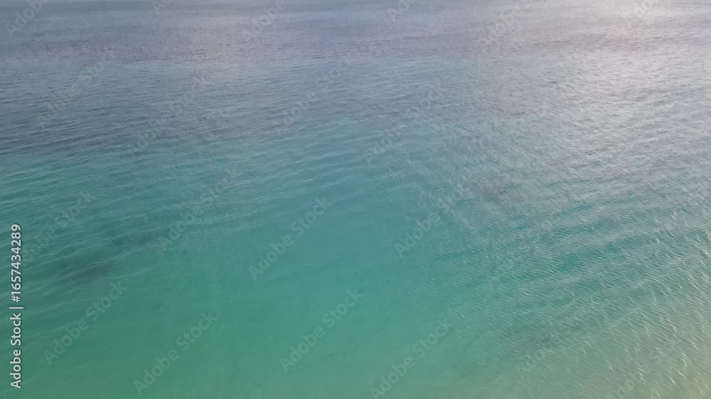 Poster 海洋、離島、ドローン、空撮、南国、珊瑚礁、沖縄、リゾート、自然、環境、海面、ビーチ、砂浜、海岸、エメラルドブルー、美しい、景色、風景、波、透明感、俯瞰、展望、パノラマ、ハイアングル、鳥瞰図、景観、上か