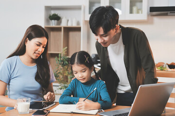 Obraz premium Family spends their free time together