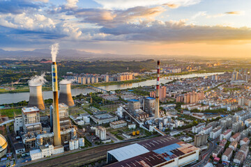 Obraz premium Thermal power plant at sunset