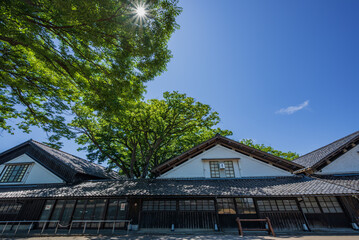 川沿いに残る米の保管倉庫群