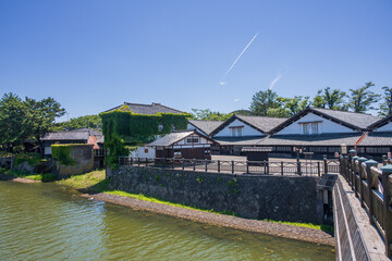 川沿いに残る米の保管倉庫群