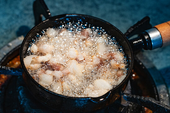 rander lard with small black iron pan
