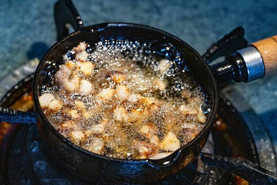 rander lard with small black iron pan
