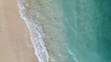 南国のビーチの真俯瞰ドローン空撮