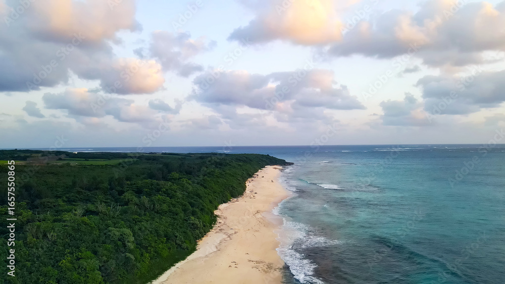 Aufkleber ビーチ、リゾート、砂浜、空撮、ドローン、海洋、自然、環境、南国、沖縄、離島、森林、ホテル、バカンス、海水浴場、波打ち際、人々、観光客、観光、旅行、俯瞰、海岸、エメラルドブルー、美しい、景色、風景、波、