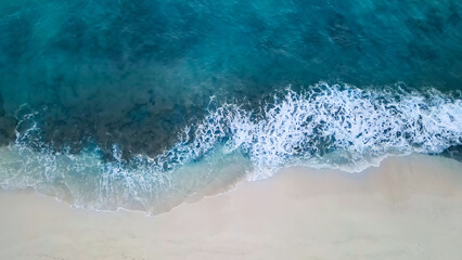 ビーチ、砂浜、海岸、波、波打ち際、真俯瞰、ドローン、空撮、夕暮れ、リゾート、南国、沖縄、日本、夕焼け、海水浴場、プライベート、真上、俯瞰、展望、パノラマ、ハイアングル、鳥瞰図、風景、景観、景色、上から見た、見下ろす、渚、白浜、海外、ハワイ、透明感、エメラルドブルー、夏休み、明るい、晴れ、バカンス、バケーション、美しい、旅行、観光、観光地、自然、環境、海洋、海、遠浅、飛行、無人 © metamorworks