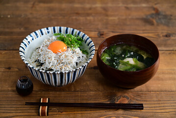 しらす丼とみそ汁