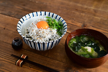 しらす丼とみそ汁