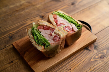 鶏ハムレタストマトサンド