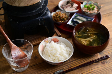 ご飯と小鉢、みそ汁