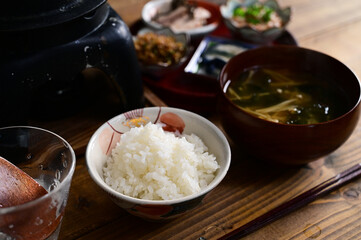 ご飯と小鉢、みそ汁