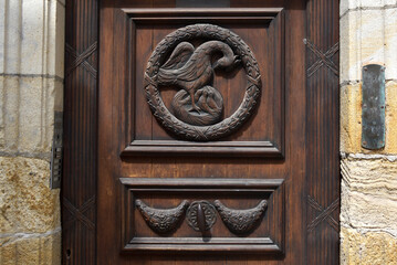 Montluçon, porte d'entrée en bois sculpté