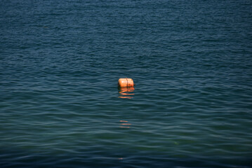 Evian, lac Léman, bouée orange