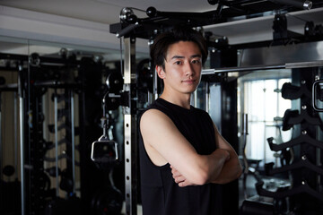 スポーツジムにてスポーツウェアを着た若い日本人男性のポートレート