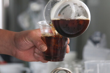 コーヒーを淹れる男性