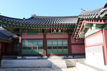 Fototapeta premium Traditional Korean Palace Architecture at Gyeongbokgung, Seoul, Korea