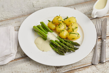 Green asparagus with boiled potatoes