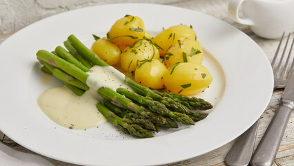 Green asparagus with boiled potatoes