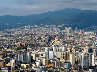 Obraz premium 朝日に照らされた都市の風景