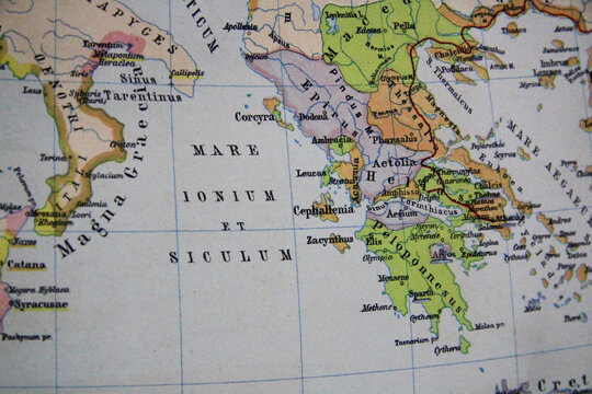An antique map depicting ancient Greece during the Peloponnesian War. It shows key regions like the Peloponnese, Magna Graecia, and the Ionian Sea, with historical detail.