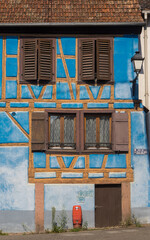 façade de maison typique ancienne à colombages de couleur bleue en Alsace