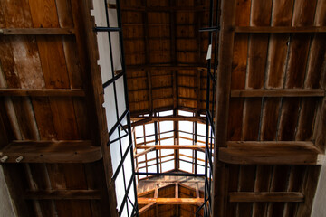 Obraz premium low angle view of the wooden structure at the museum building