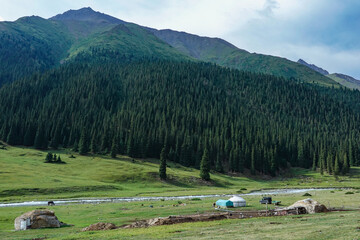 キルギス_ジュク川沿いのトレイル