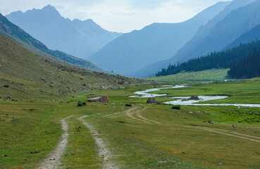 キルギス_ジュク川沿いのトレイル
