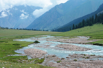 キルギス_ジュク川沿いのトレイル