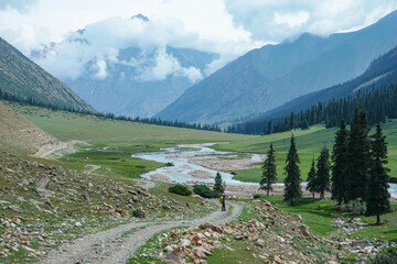 キルギス_ジュク川沿いのトレイル