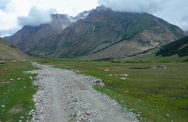 キルギス_ジュク川沿いのトレイル