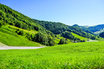 Passwang, Bergstrasse, Passwanghöhe, Ramiswil, Dorf, Jura, Landwirtschaft, Felder, Jurakette, Felsen, Sommer, Solothurn, Schweiz