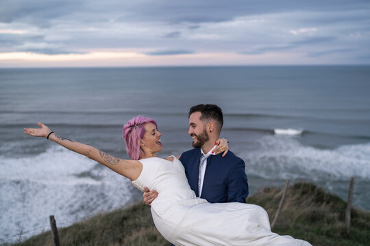 Bridal couple on viewpoint and ocean in the background