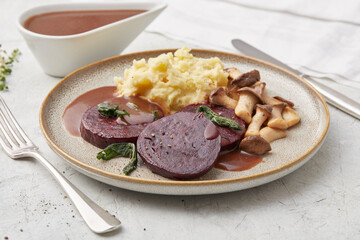 Mashed potatoes with mushrooms and beetroot