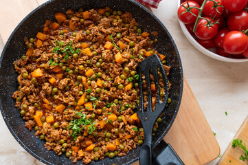 Quick dinner recipe with pan fried minced meat, peas and carrot in a delicious sauce. Served ready to eat in frying pan