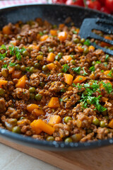 Quick dinner recipe with pan fried minced meat, peas and carrot in a delicious sauce. Served ready to eat in frying pan