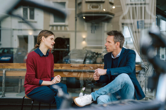 Two people having a business discussion at a caf�