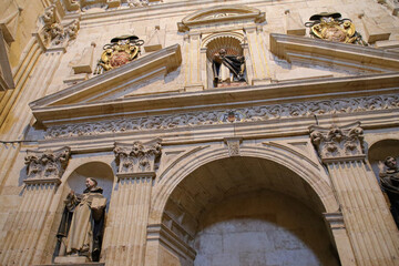 Obraz premium sculpted altarpiece in a chapel in the church of the st stephen (or san esteban) convent in salamanca in spain 