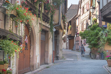 Fototapeta premium Situé au cœur du vignoble alsacien, Ribeauvillé fait partie des plus beaux villages du Haut Rhin en Alsace . Typique avec de nombreuses maisons colorées à colombages.