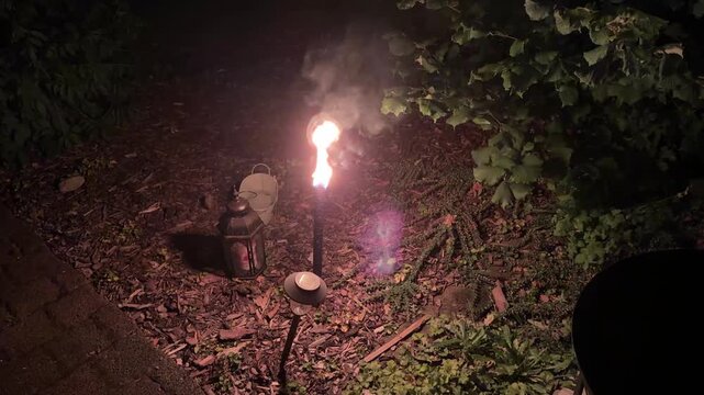 Eine Fackel erzeugt offenes Feuer und brennt im Garten