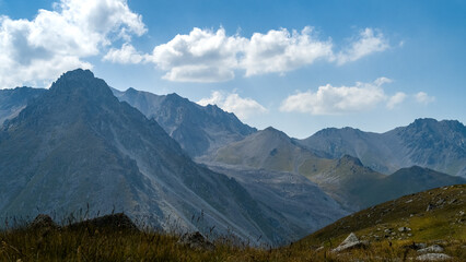 Obraz premium green mountain hills and peaks. beautiful gorges and peaks. summer in the mountains